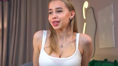 Snapshot of jjennnyy chatting on October 22, 8:47 am Jenny online show from October 22, 8:47 am