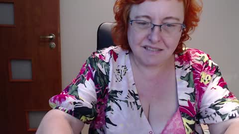 Snapshot of joannaandneighbour chatting on December 3, 11:01 am Joanna and Greg online show from December 3, 11:01 am