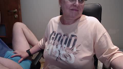 Snapshot of joannaandneighbour chatting on January 9, 5:43 pm Joanna and Greg online show from January 9, 5:43 pm