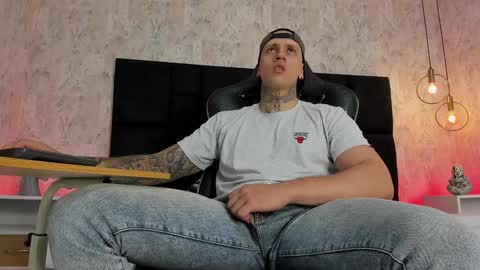 Snapshot of joeysexx1 chatting on December 12, 3:43 am online show from December 12, 3:43 am