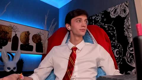 Snapshot of john_weasley chatting on December 11, 9:01 pm John online show from December 11, 9:01 pm