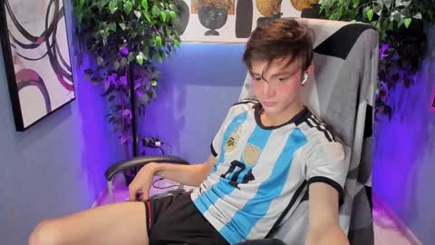 Snapshot of john_weasley chatting on September 12, 8:20 pm John online show from September 12, 8:20 pm