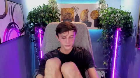 Snapshot of john_weasley chatting on November 29, 1:14 pm John online show from November 29, 1:14 pm