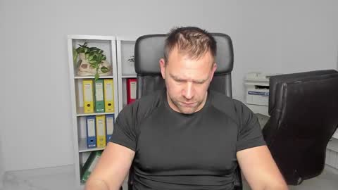 johnnydough82 online show from December 28, 5:02 am