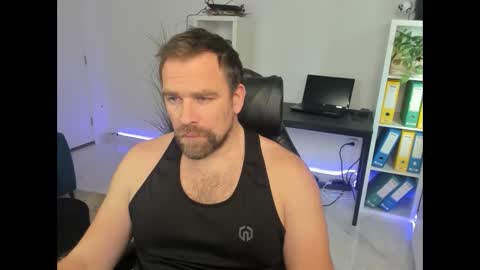 johnnydough82 online show from December 4, 8:23 am