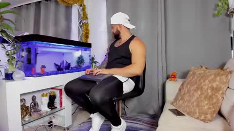 Snapshot of johnnygrayson_ chatting on December 22, 12:28 am JOHNNY online show from December 22, 12:28 am