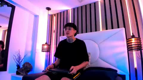 johnsonisaac94  online show from September 26, 12:25 am