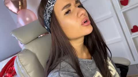 Snapshot of jolly_kris chatting on February 17, 7:26 am Kristina online show from February 17, 7:26 am