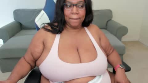 Snapshot of josie_kiss chatting on December 12, 6:10 pm Josie Kiss online show from December 12, 6:10 pm