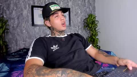 juan_alvarez18 online show from February 18, 4:15 am