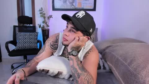 juan_alvarez18 online show from October 2, 3:13 am