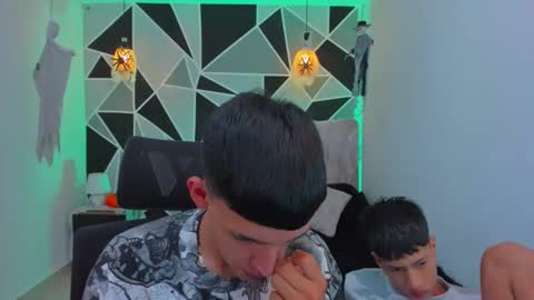 Snapshot of juan_nd_steven chatting on October 29, 4:26 am JuanSteven online show from October 29, 4:26 am