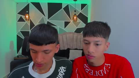 Snapshot of juan_nd_steven chatting on November 8, 4:45 am JuanSteven online show from November 8, 4:45 am