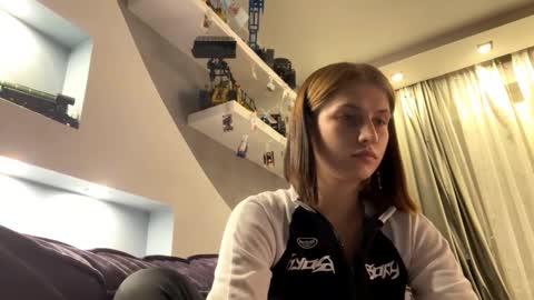 Lola online show from November 1, 4:09 pm