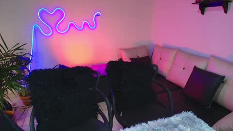 Jules and Gia online show from January 28, 2:31 pm