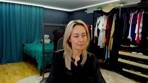 julia__cherry_ online show from April 20, 3:15 pm