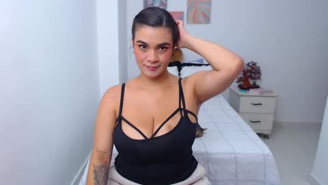 julia online show from February 9, 6:47 pm