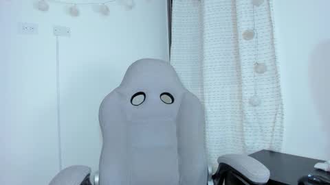 Snapshot of julia_strauns chatting on December 31, 6:37 am julia_strauns online show from December 31, 6:37 am