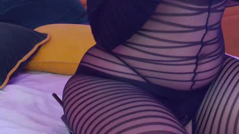 Snapshot of juliaharveyy chatting on February 17, 12:21 am Julia online show from February 17, 12:21 am