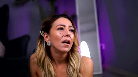 Julia online show from December 19, 4:19 am