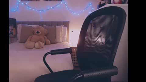 Snapshot of julialiones chatting on December 17, 6:09 pm julialiones online show from December 17, 6:09 pm