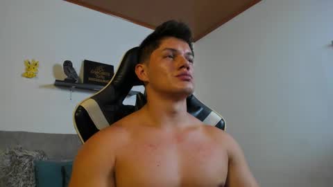 julian_wallace online show from October 22, 5:02 pm