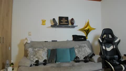 julian_wallace online show from December 15, 6:12 pm