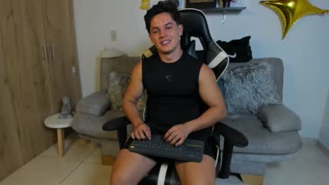 julian_wallace online show from January 7, 9:50 pm