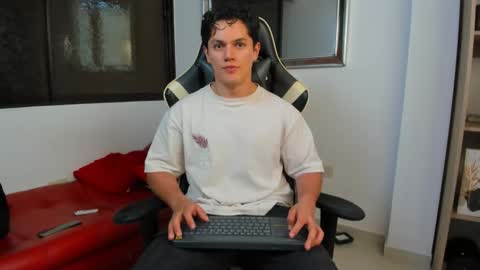 julian_wallace online show from February 8, 9:07 pm