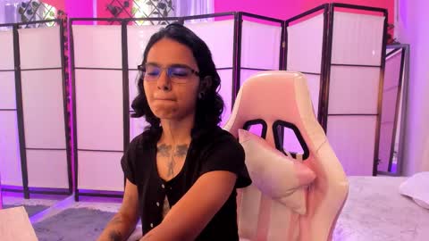 julianne_7 online show from March 4, 8:04 pm