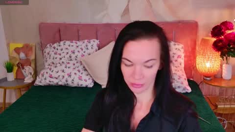 Snapshot of juliehill chatting on February 5, 7:35 am juliehill online show from February 5, 7:35 am