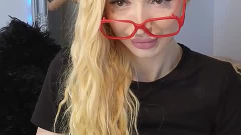 Snapshot of juliejuliette chatting on September 15, 11:43 am Julia online show from September 15, 11:43 am