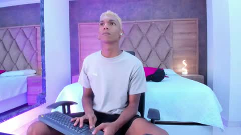 Snapshot of juliensaint_ chatting on October 8, 12:03 pm Julien online show from October 8, 12:03 pm