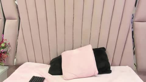 Snapshot of julieta_diamond chatting on December 15, 11:53 pm Julieta online show from December 15, 11:53 pm