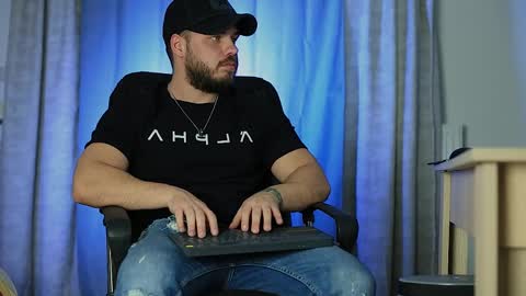 JULiUS   online show from January 5, 6:24 pm