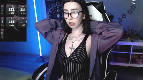 Snapshot of julscinamon chatting on December 7, 4:47 pm Baroness Von Cringe online show from December 7, 4:47 pm