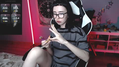 Snapshot of julscinamon chatting on December 12, 8:32 pm Baroness Von Cringe online show from December 12, 8:32 pm