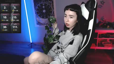 Snapshot of julscinamon chatting on January 18, 7:48 pm Baroness Von Cringe online show from January 18, 7:48 pm