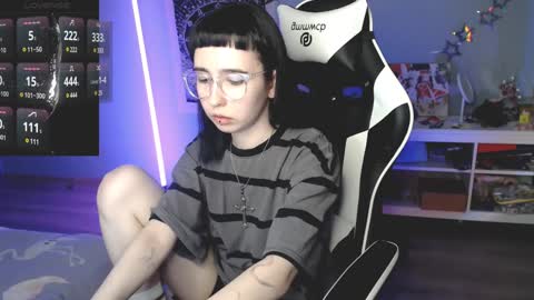 Snapshot of julscinamon chatting on February 7, 5:51 pm Baroness Von Cringe online show from February 7, 5:51 pm