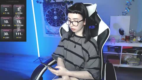 Snapshot of julscinamon chatting on February 19, 5:49 pm Baroness Von Cringe online show from February 19, 5:49 pm