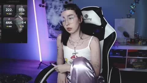 Snapshot of julscinamon chatting on February 27, 4:53 pm Baroness Von Cringe online show from February 27, 4:53 pm