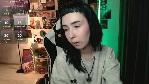 Snapshot of julscinamon chatting on October 5, 1:20 pm Baroness Von Cringe online show from October 5, 1:20 pm