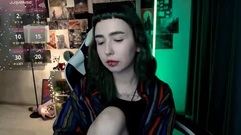 Snapshot of julscinamon chatting on October 17, 3:58 pm Baroness Von Cringe online show from October 17, 3:58 pm