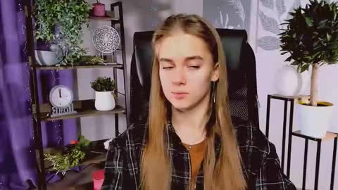 junewoods online show from December 17, 6:19 am