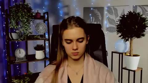 junewoods online show from December 19, 1:18 pm