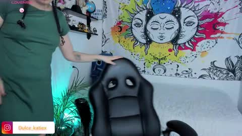 Snapshot of just_katiex chatting on December 19, 6:04 pm Sofia online show from December 19, 6:04 pm