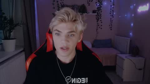 Snapshot of justin_cutie chatting on February 14, 3:36 pm U bf Justin online show from February 14, 3:36 pm