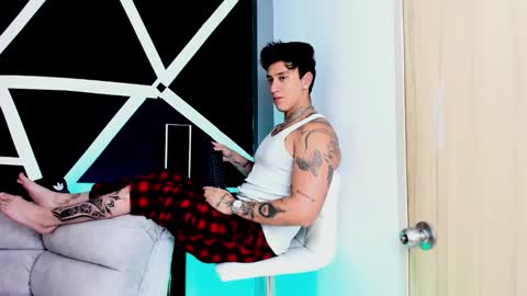 Snapshot of justinfuller_31 chatting on October 12, 9:25 pm justinfuller_31 online show from October 12, 9:25 pm