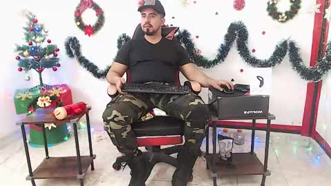 Snapshot of kalethbigdick88 chatting on December 2, 5:52 pm Kaleth online show from December 2, 5:52 pm