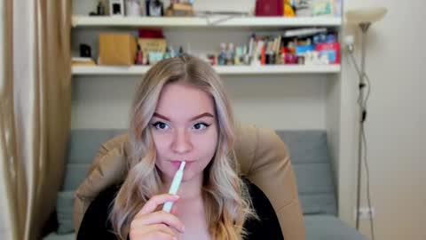 Snapshot of kara_smith_ chatting on November 14, 1:26 am Kara. Off from 15th till 24th of December online show from November 14, 1:26 am